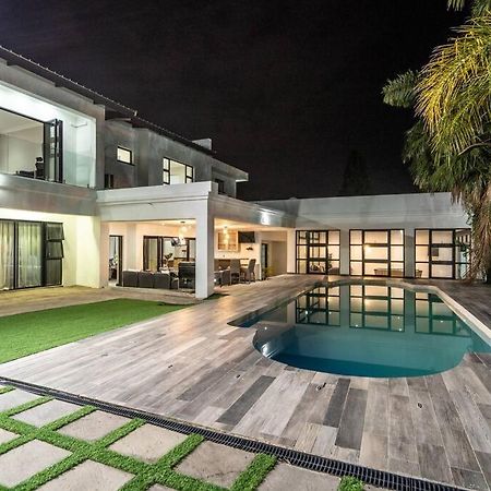 Private Modern 10 Bdrm Home Tucked Away In Sandton Johannesburg Ngoại thất bức ảnh