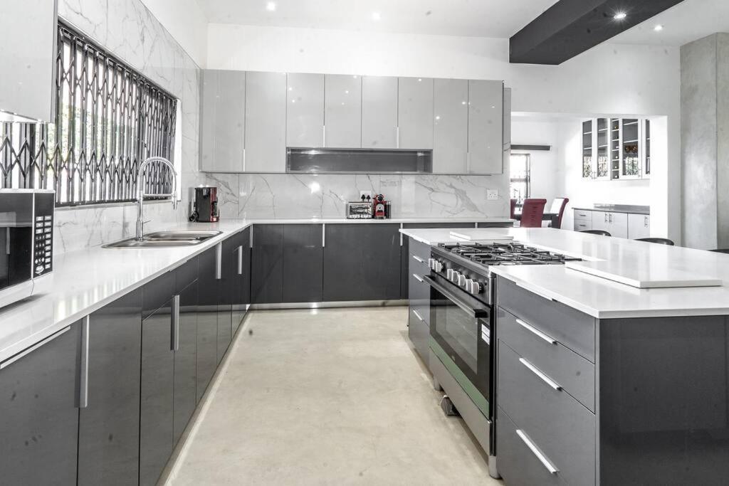 Private Modern 10 Bdrm Home Tucked Away In Sandton Johannesburg Ngoại thất bức ảnh