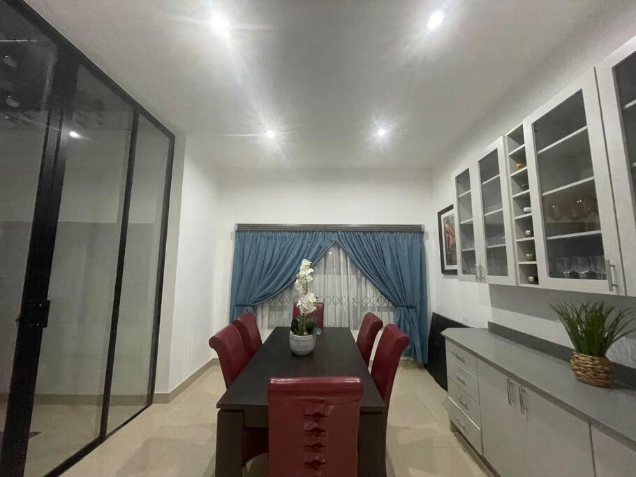 Private Modern 10 Bdrm Home Tucked Away In Sandton Johannesburg Ngoại thất bức ảnh