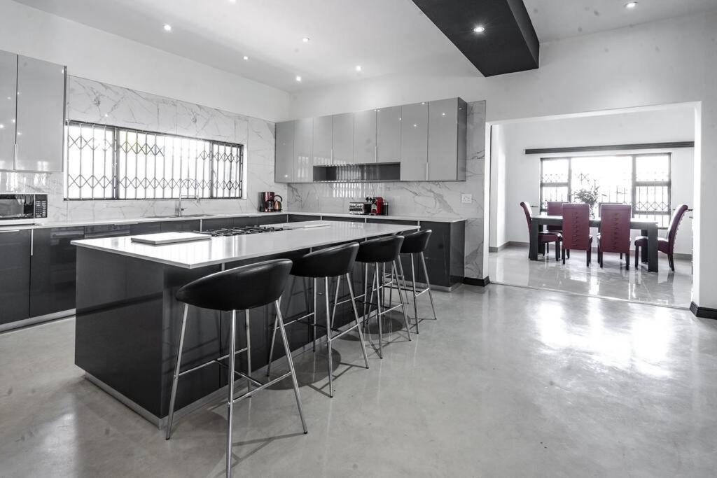 Private Modern 10 Bdrm Home Tucked Away In Sandton Johannesburg Ngoại thất bức ảnh