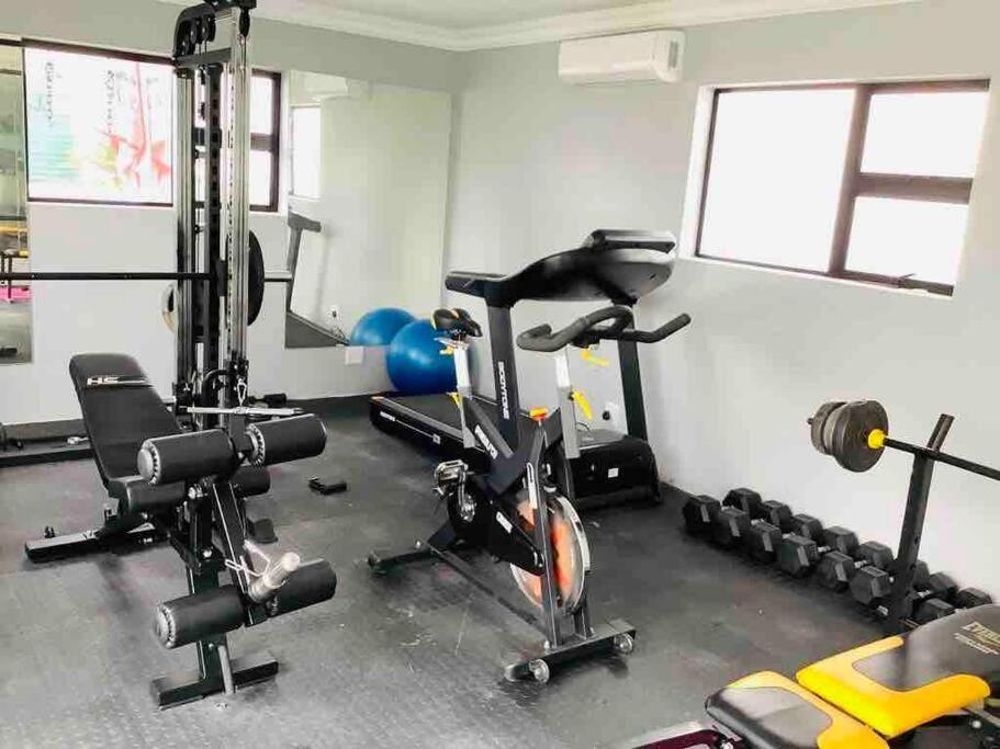 Private Modern 10 Bdrm Home Tucked Away In Sandton Johannesburg Ngoại thất bức ảnh