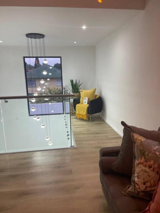 Private Modern 10 Bdrm Home Tucked Away In Sandton Johannesburg Ngoại thất bức ảnh