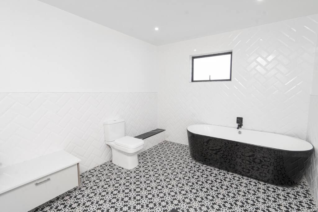 Private Modern 10 Bdrm Home Tucked Away In Sandton Johannesburg Ngoại thất bức ảnh