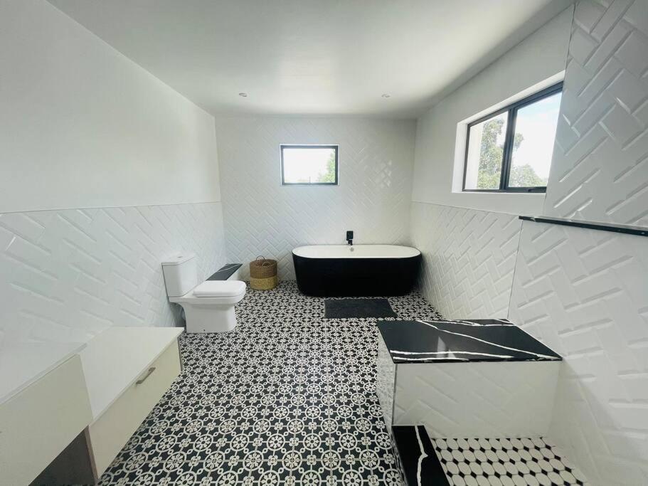 Private Modern 10 Bdrm Home Tucked Away In Sandton Johannesburg Ngoại thất bức ảnh