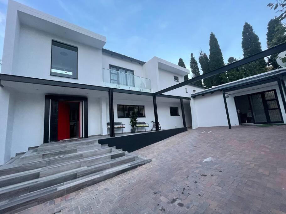Private Modern 10 Bdrm Home Tucked Away In Sandton Johannesburg Ngoại thất bức ảnh