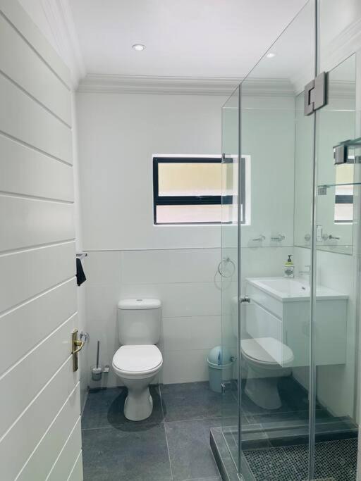Private Modern 10 Bdrm Home Tucked Away In Sandton Johannesburg Ngoại thất bức ảnh