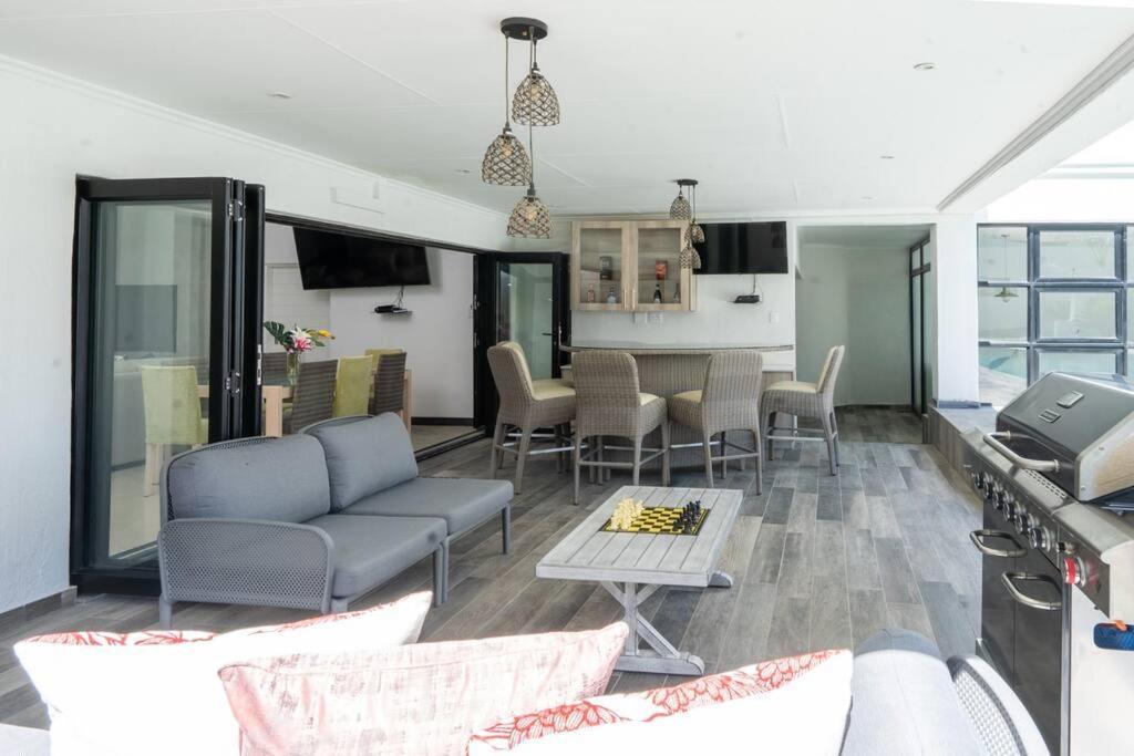 Private Modern 10 Bdrm Home Tucked Away In Sandton Johannesburg Ngoại thất bức ảnh