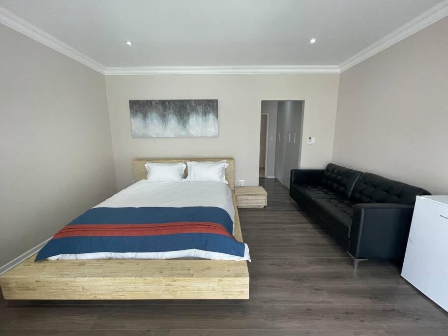 Private Modern 10 Bdrm Home Tucked Away In Sandton Johannesburg Ngoại thất bức ảnh