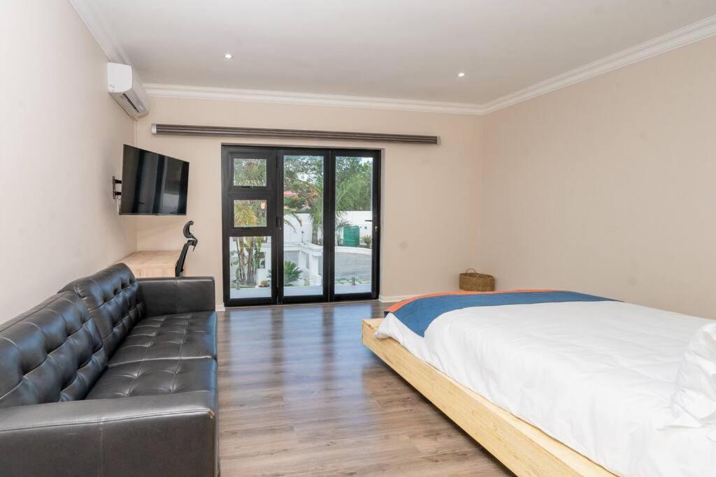 Private Modern 10 Bdrm Home Tucked Away In Sandton Johannesburg Ngoại thất bức ảnh